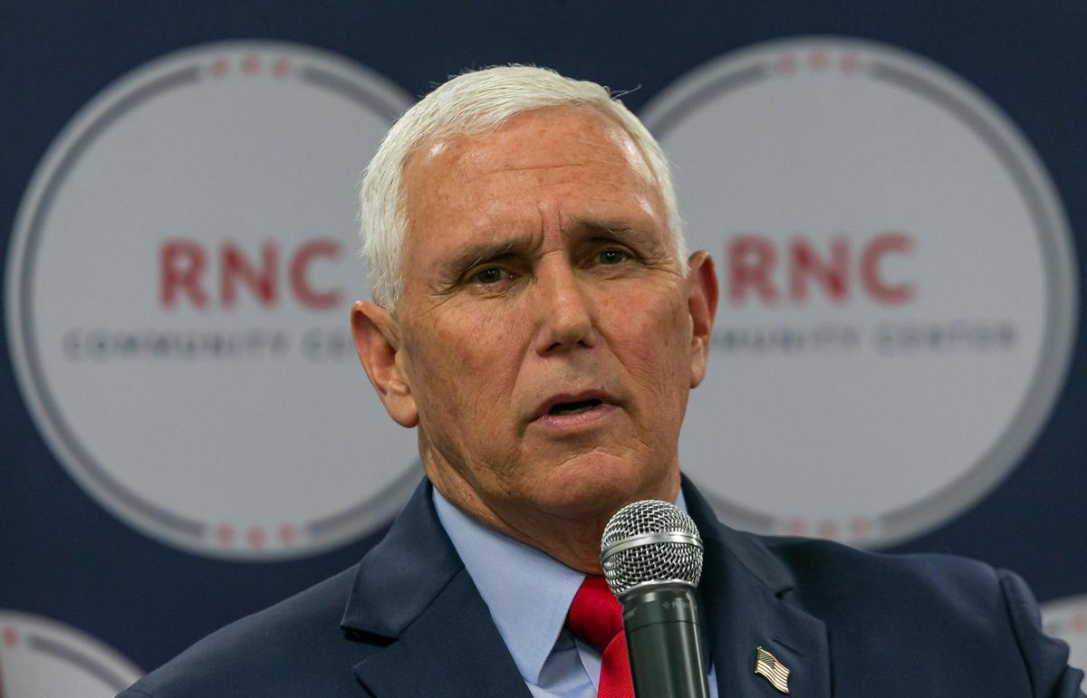 El ex vicepresidente Mike Pence saluda a la multitud después de dar un discurso en el recién inaugurado Centro Comunitario Judío del Comité Nacional Republicano en Boca Ratón el lunes. MATIAS J. OCNER mocner@miamiherald.com