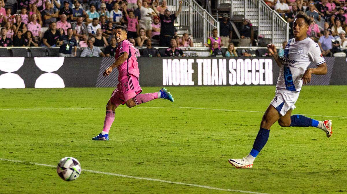 El delantero del Inter de Miami Luis Suárez (izq.) anota un gol ante Puebla en el partido de la Leagues Cup celebrado el 27 de julio de 2024 en el Chase Stadium en Fort Lauderdale, Florida.