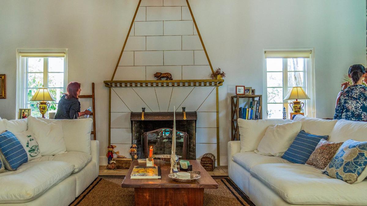 Un vistazo al interior del salón de una residencia de Miami Shores Village. Los visitantes paseando por la casa del propietario Todd Leoni, una residencia construida en 1925 por Kiehnel y Elliott.