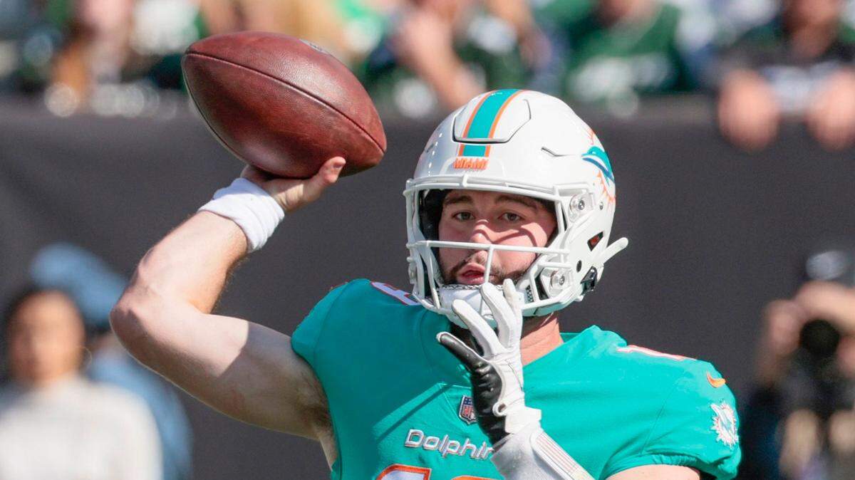 Miami Dolphins quarterback Skylar Thompson (19) sets up to pass against New York Jets in the second quarter at MetLife Stadium in in East Rutherford, New Jersey on Sunday, October 9, 2022.