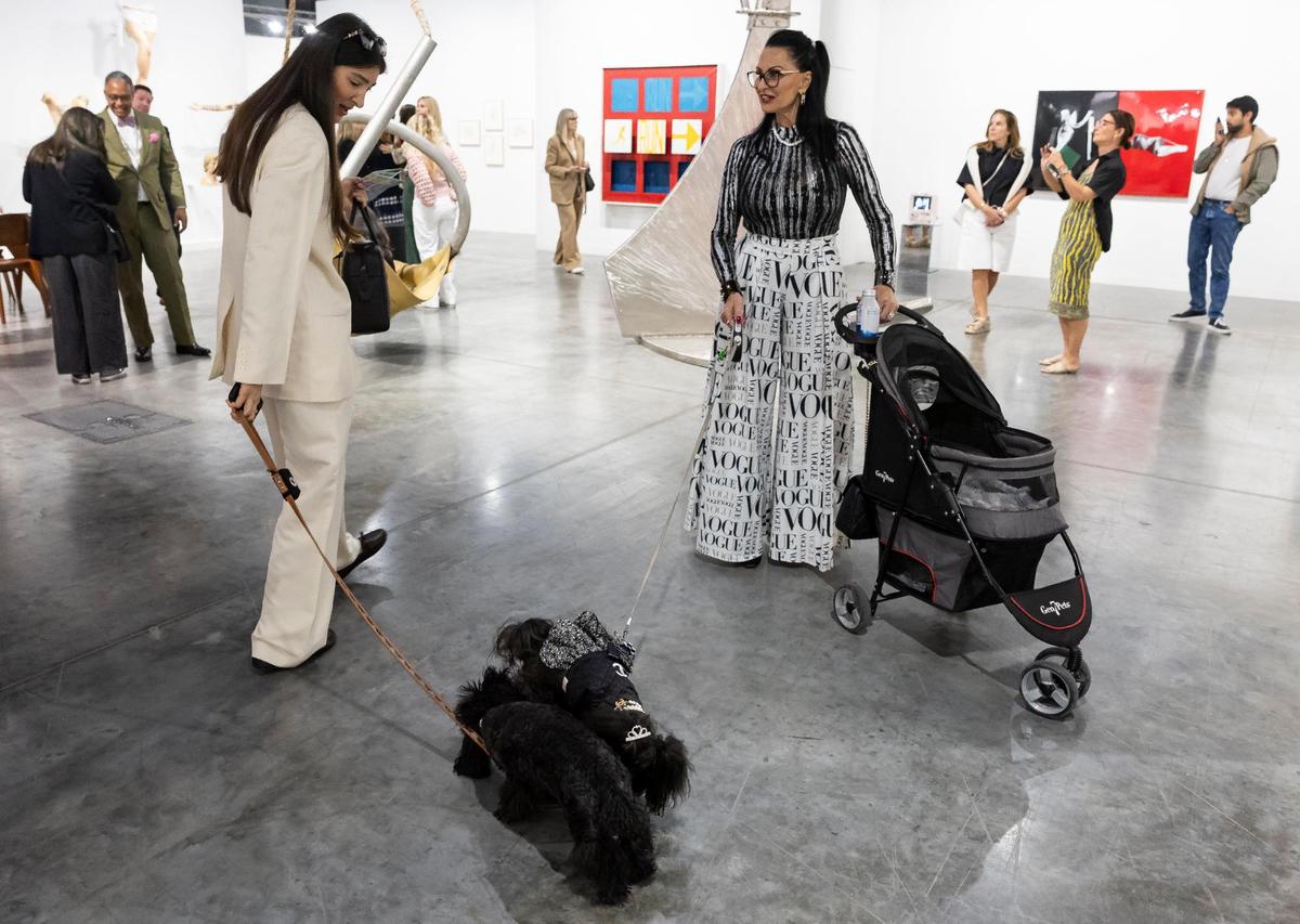 Attendees at Art Basel dress as sassy as they like, but please notice that everyone is wearing flats or sneakers. Comfort is key! 