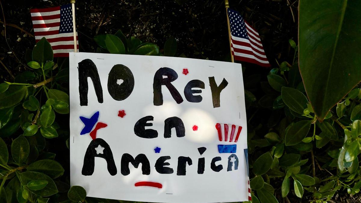 Un cartel en español con el lema “No hay rey ​​en Estados Unidos” en Pride Park en Miami Beach el 14 de junio de 2025, durante las protestas “No hay reyes” planeadas en todo el sur de Florida por grupos que se oponen a las acciones del presidente Trump durante su segundo mandato en la Casa Blanca.