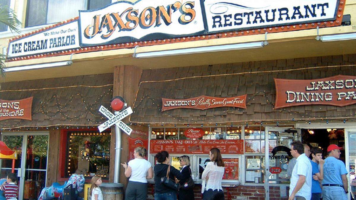 Jaxson’s Ice Cream draws a crowd.