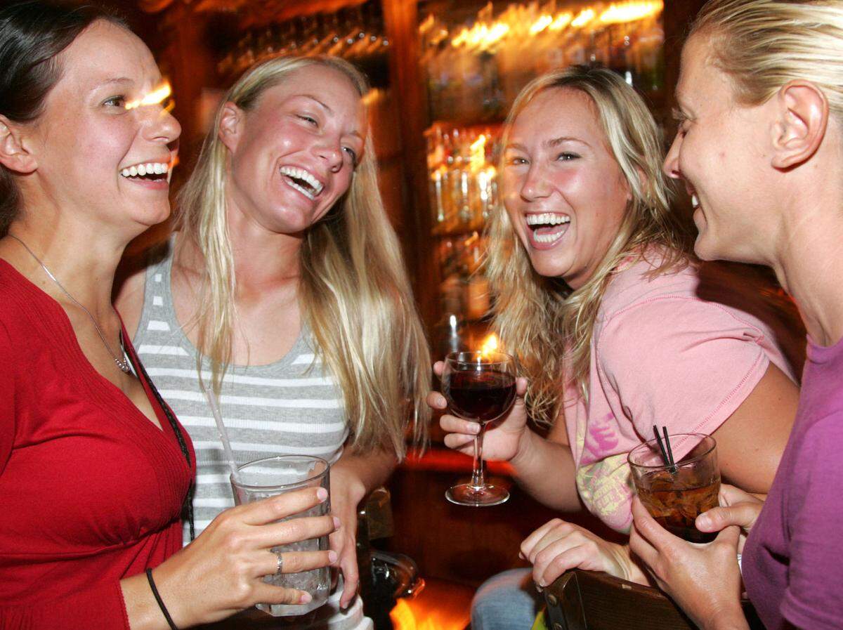 Lauren Schneider, Ann Hoedt, Taryn Kiekow and Heather Pye at Perricone’s.