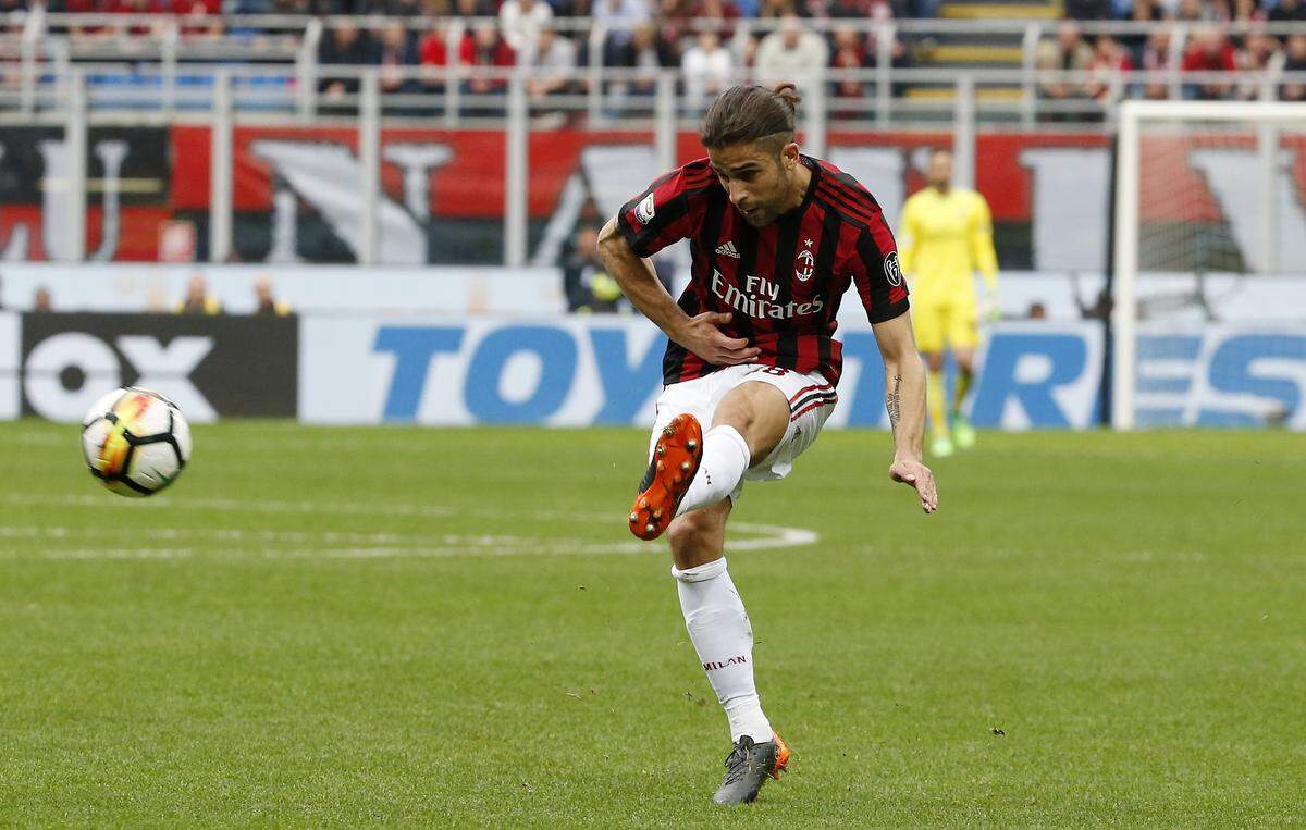 AC Milan's Ricardo Rodriguez kicks the ball during the Serie A soccer match between AC Milan and Napoli at the San Siro stadium in Milan, Italy, Sunday, April 15, 2018. (AP Photo/Antonio Calanni)