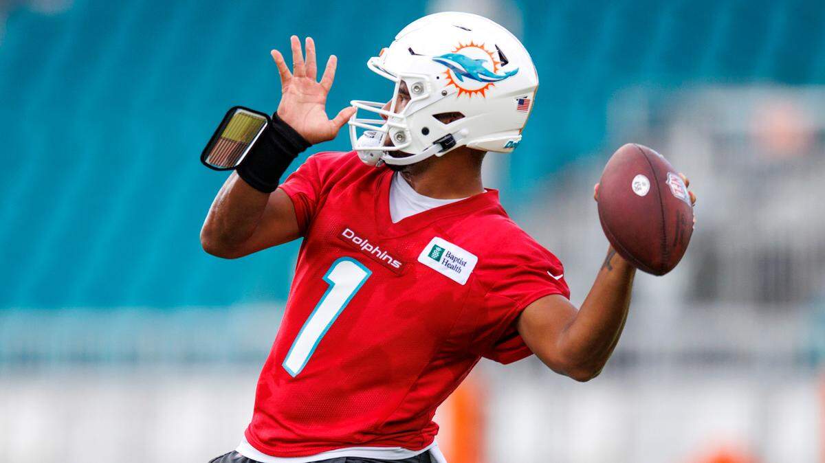 El quarterback de los Dolphins, Tua Tagovailoa, pasa el ovoide durante el campo de entrenamiento en el Baptist Health Training Complex en el Hard Rock Stadium, el 5 de septiembre de 2022 en Miami Gardens, Florida.