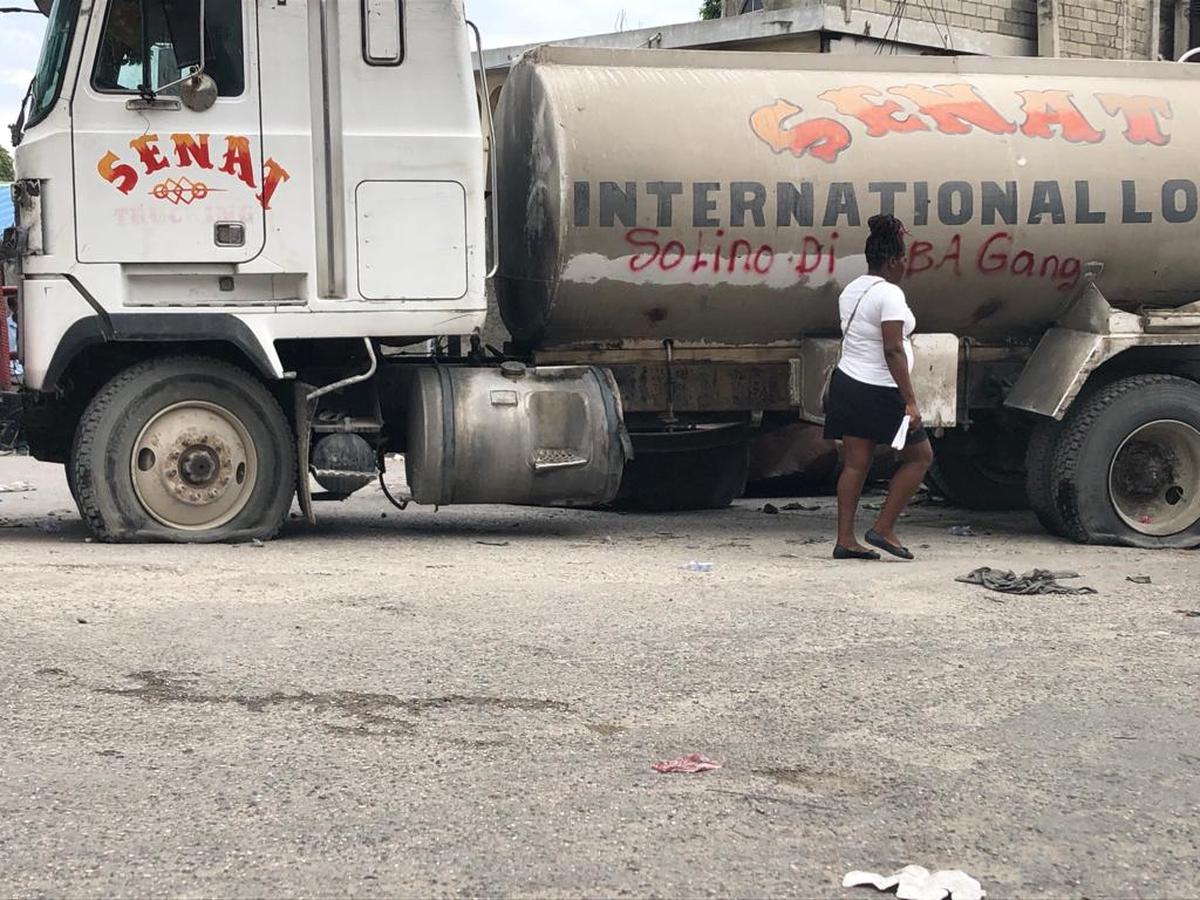 Los abitantes de Puerto Príncipe están haciendo lo que pueden para protegerse de las pandillas violentas. Se están uniendo a la Policía en persecuciones, matando a presuntos pandilleros y bloqueando la entrada a sus comunidades con vehículos. En esta imagen, habitantes del vecindario de Solino, en la capital, escribieron "Solino dice abajo las pandillas". Johnny Fils-Aimé para el Miami Herald