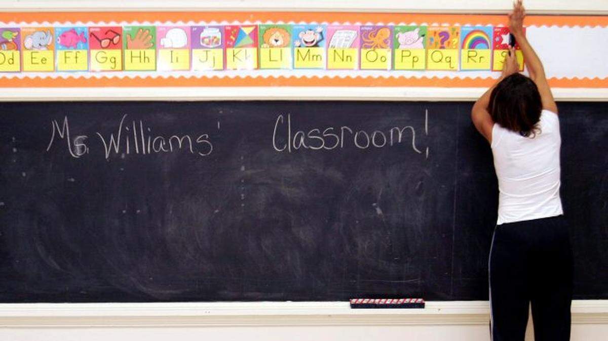 Gov. Ron DeSantis wants to set a new, and higher, minimum starting salary of $47,500 for Florida’s public school teachers.