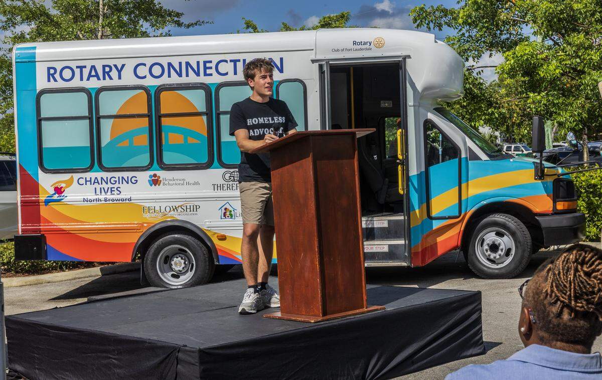 El artista Sam Danzig habla durante el lanzamiento del primer autobús gratuito para personas sin hogar que recorre una ruta local para acercar a las personas a los recursos de la zona, patrocinado por el Club Rotario de Fort Lauderdale.