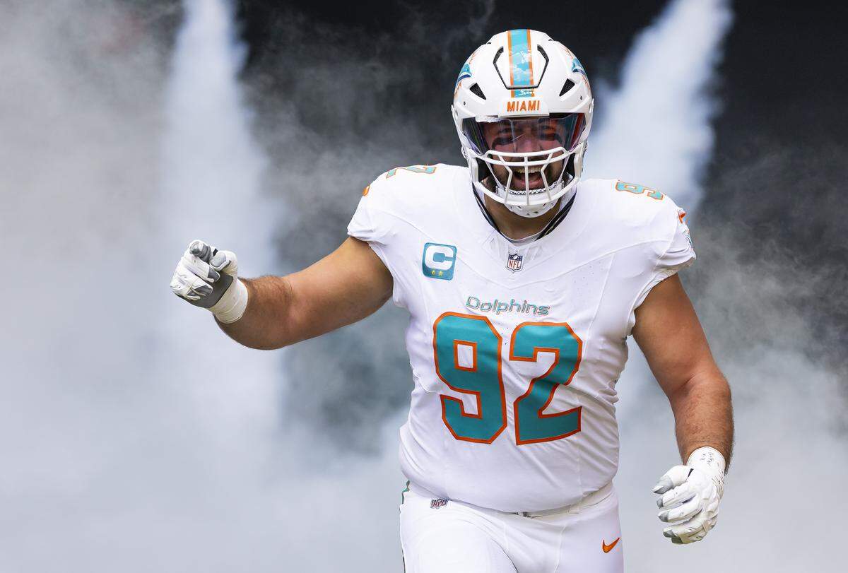 Miami Dolphins defensive tackle Zach Sieler (92) reacts as he runs on the field with his teammates before playing against the New England Patriots in their NFL game at Hard Rock Stadium on Sunday, Sept. 14, 2025, in Miami Gardens, Fla.