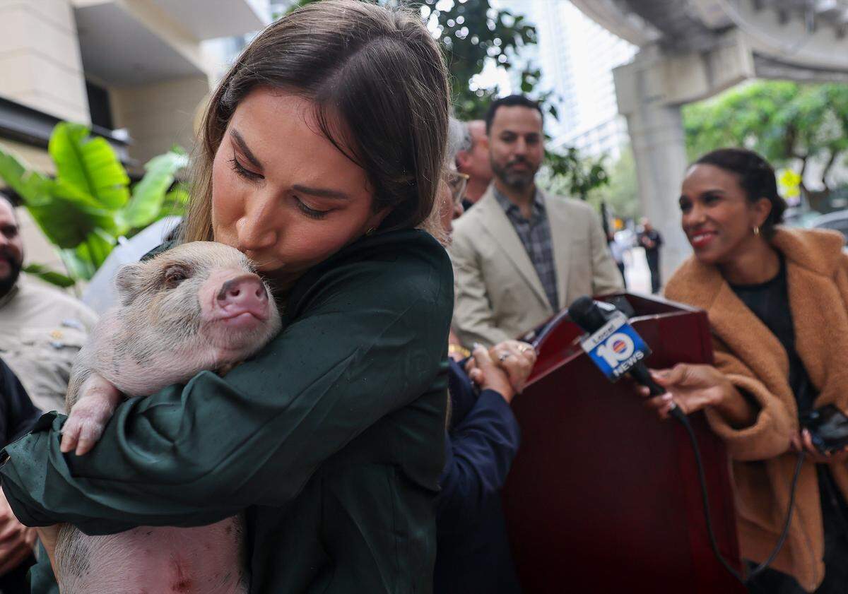 “Six Seven” gets a hug and a kiss from Kali Castellanos of Latin Cafe after being pardoned by Miami-Dade Mayor Daniella Levine Cava.
