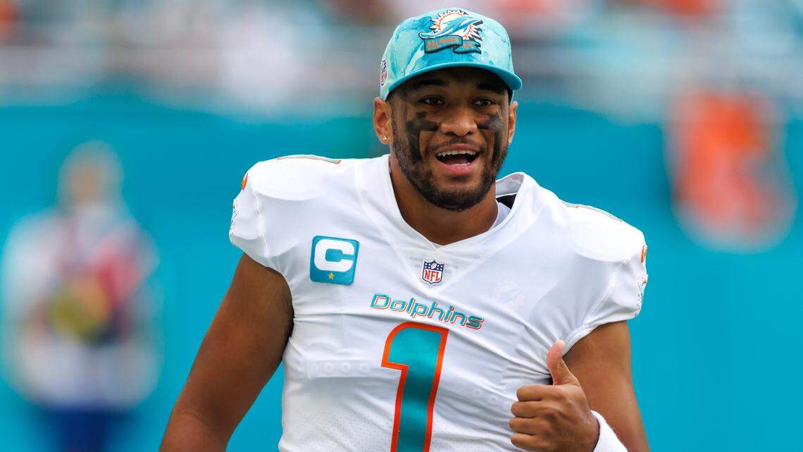 El quarterback de los Miami Dolphins, Tua Tagovailoa (1), levanta el pulgar antes del inicio de un partido de la NFL contra los Houston Texans en el Hard Rock Stadium el domingo 27 de noviembre de 2022 en Miami Gardens, Florida.