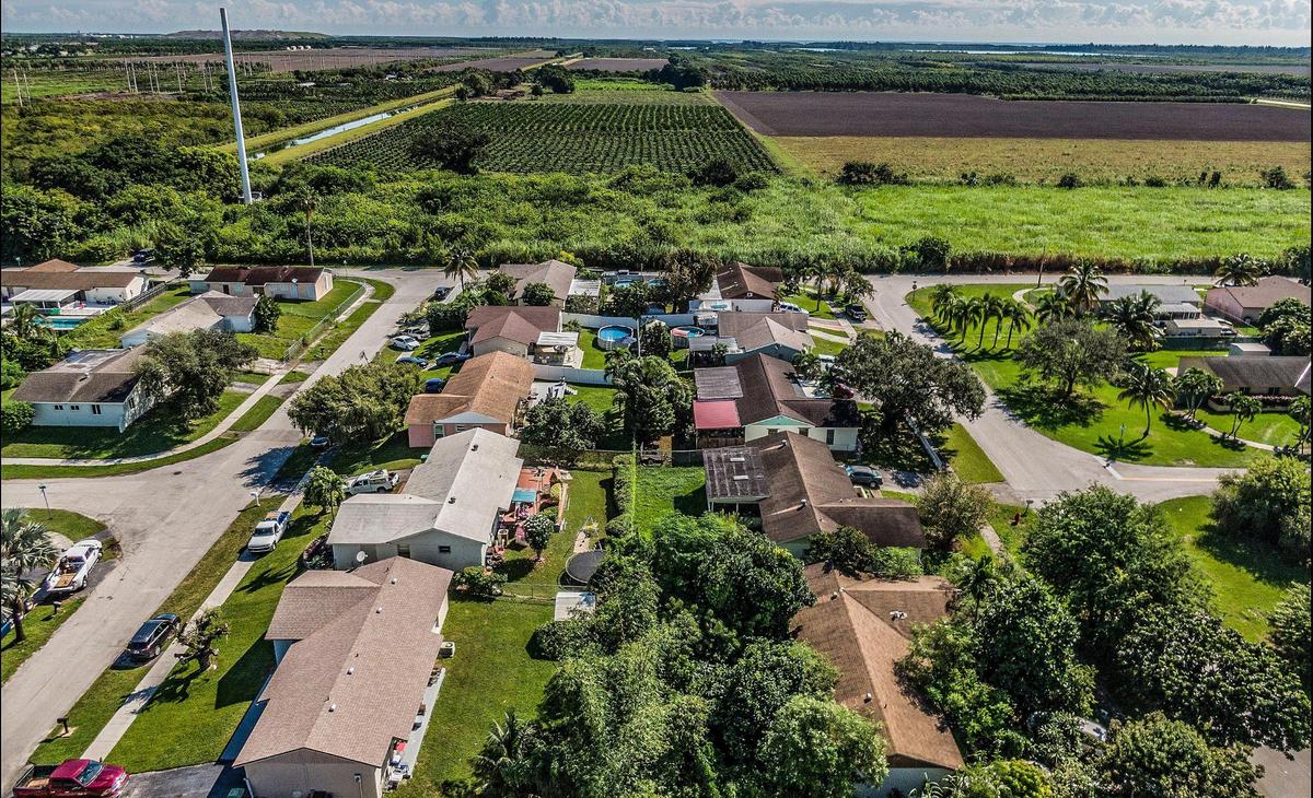 Vista de un vecindario junto a un campo situado en 26100 SW 112th Ave., Homestead, que está incluido en un plan para ampliar el Límite de Desarrollo Urbano mediante la conversión de tierras de cultivo en un parque industrial.