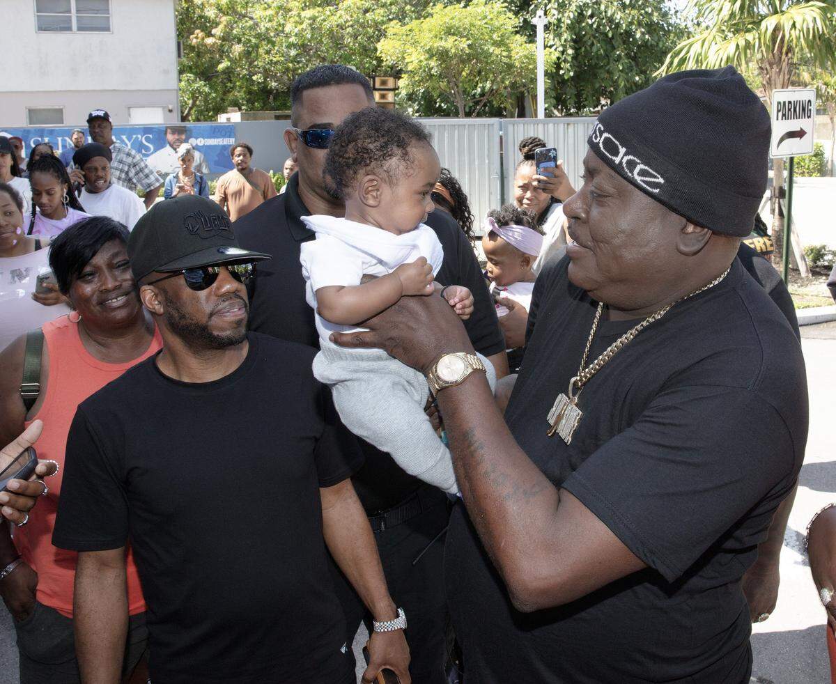 Rapper Trick Daddy interacts with the crowd during the grand  opening of his soul food restaurant Sunday's Eatery in Fort Lauderdale on Saturday, August 30, 2025.  Andrew Uloza / for Miami Herald