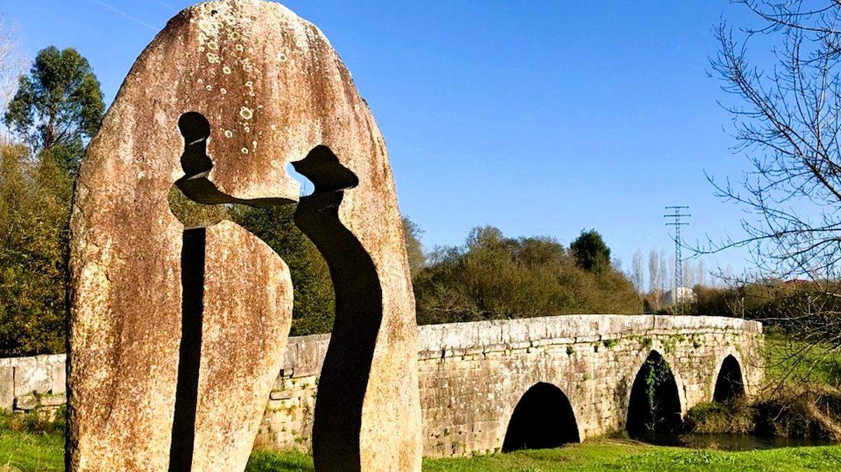 Dejando atrás la ciudad fronteriza de Tui, los peregrinos se encuentran con el lugar por excelencia del Camino central portugués, el puente medieval sobre el río Louro, Ponte da Veiga, y giran a la izquierda para entrar en la antigua Vía Romana XIX.