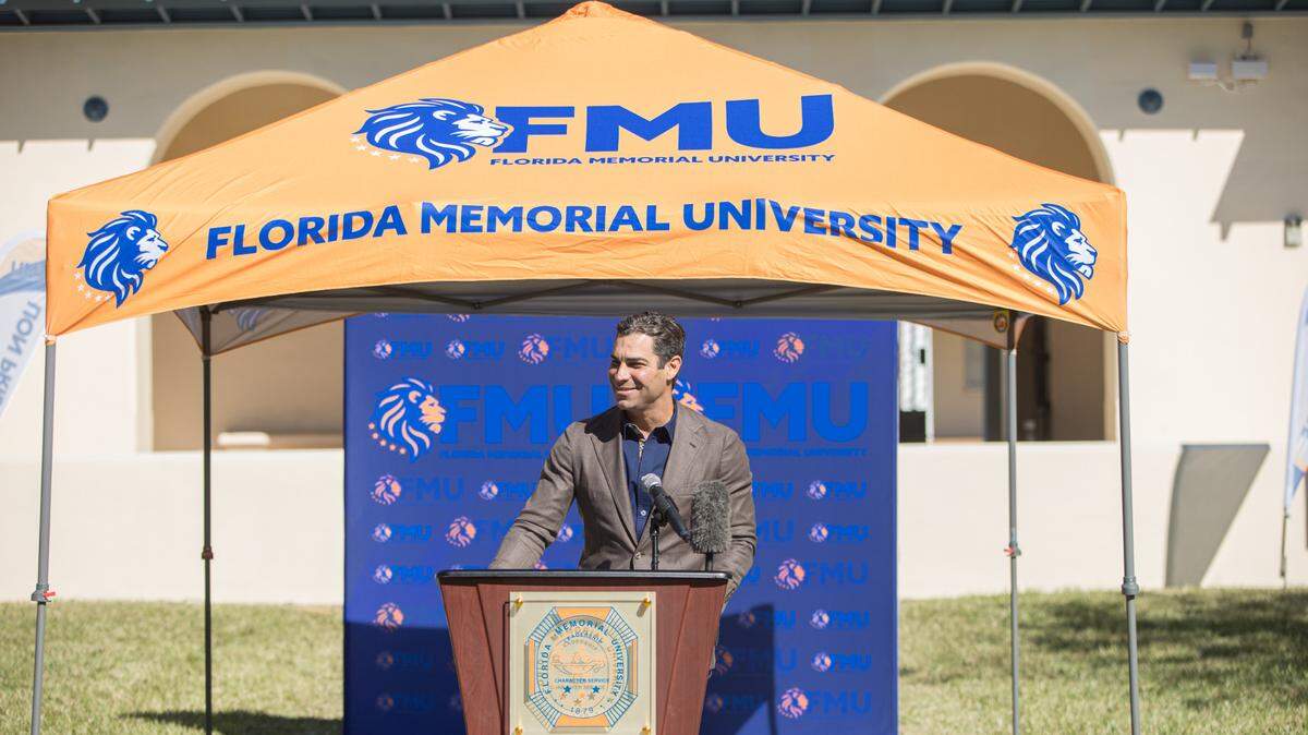 El alcalde Francis Suárez habla en un evento de la Florida Memorial University en el campus de Miami Gardens el 31 de enero de 2022.