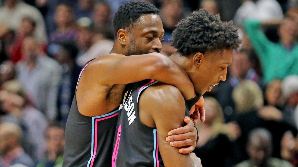 El escolta del Heat Dwyane Wade (detras) consuela a Josh Richardson después de que este fallara el tiro final contra Hawks el 27 de noviembre en Miami.