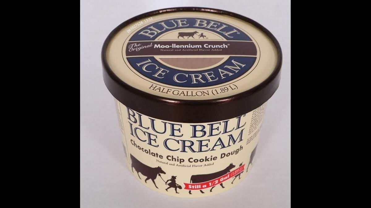 Blue Bell dice que el helado Moo-llennium Crunch Ice Cream se colocó en tinas para Chocolate Chip Cookie Dough, creando un peligro para personas con alergias a las nueces.