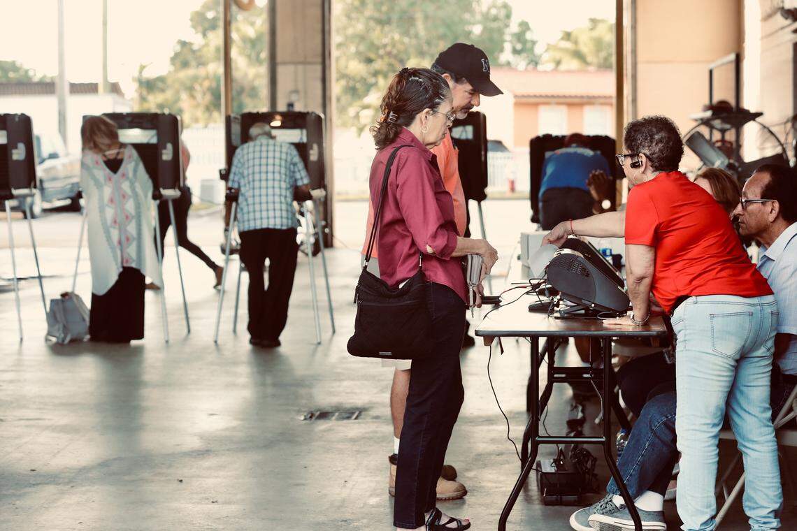 Varias personas votan en Hialeah, Florida, (Estados Unidos), el 6 de noviembre de 2018.