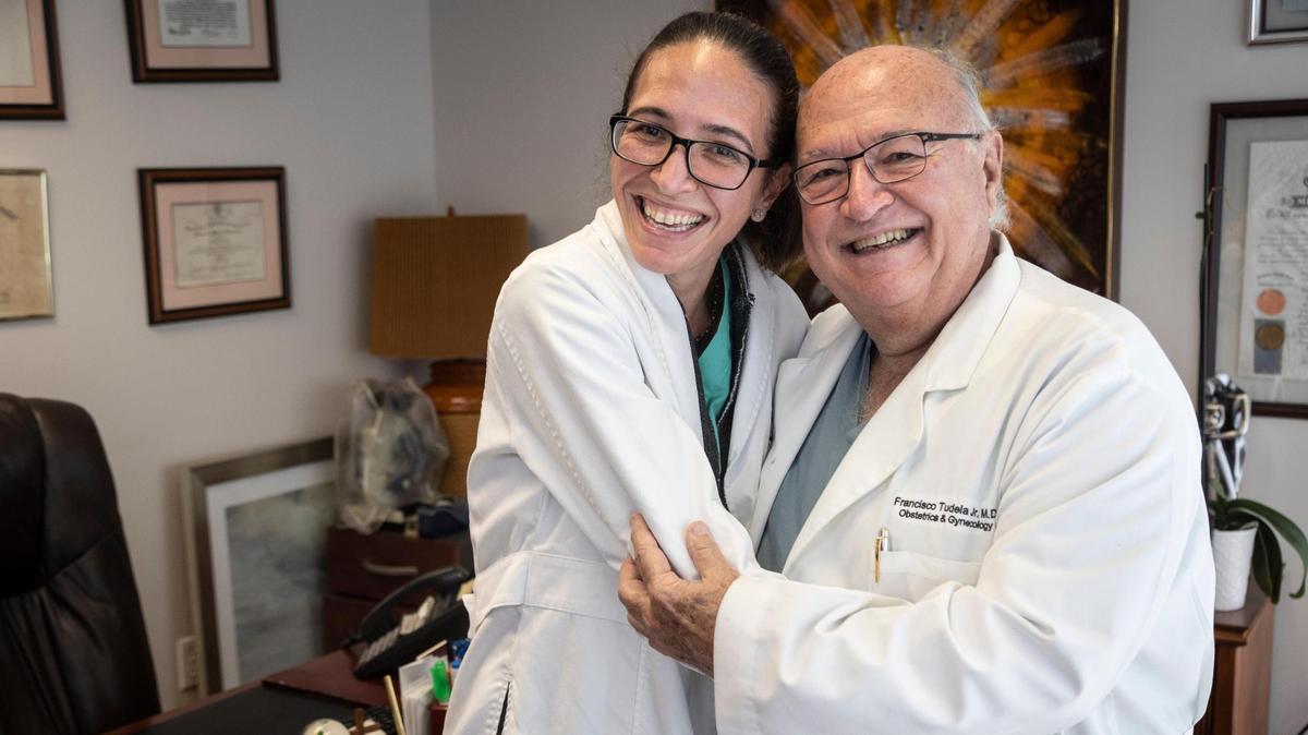 La Dra. Olga Tudela y su padre, el Dr. Francisco Tudela en su consultorio en el suroeste de Miami-Dade el 14 de junio de 2022.