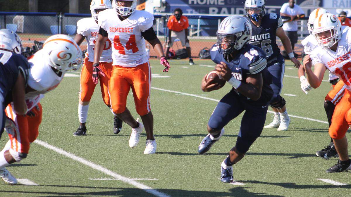 Gulliver running back Sedrick Irvin Jr. weaves his way through Somerset Homestead Academy defenders on his way to a 17-yard first quarter touchdown run. Irvin Jr. finished with 124 yards on six carries.