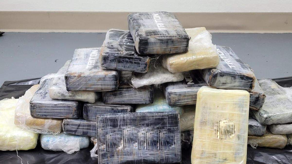 Estos ladrillos de cocaína fueron incautados en los Cayos.