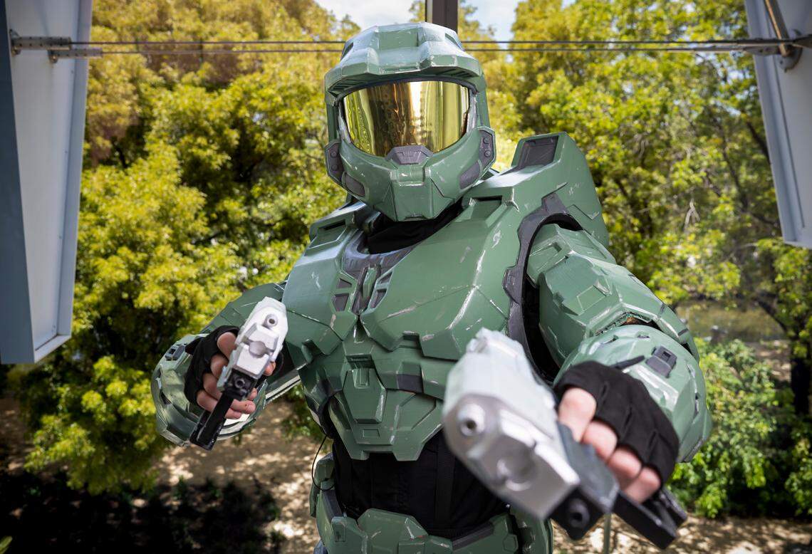 Ben Burbach cosplays as Master Chief from 'Halo Infinite.'