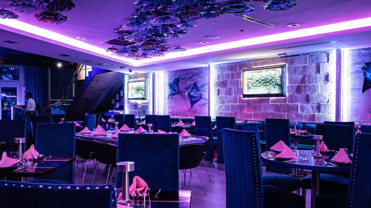 Un techo de neón ilumina el comedor de Wet, la más reciente adición restaurantera en Brickell.