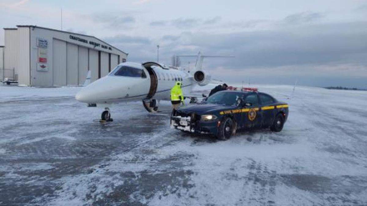 A couple stranded on the way to a woman’s heart transplant was helped by New York State Police during a Thanksgiving snow storm.