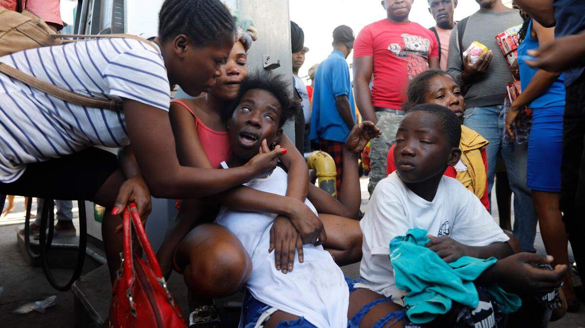 Familiar de un fallecido encontrado en la calle reacciona tras una noche de disparos en la barriada de en Puerto Príncipe, Haití, el 18 de marzo de 2024. (AP Photo/Odelyn Joseph)