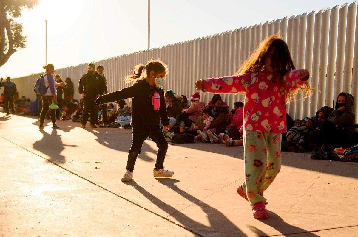 Niños inmigrantes juegan en el paso fronterizo de El Chaparral en Tijuana, México, en febrero.