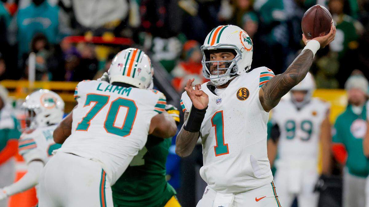 El quarterback de los Dolphins, Tua Tagovailoa (#1), pasa el ovoide durante la primera mitad de su juego de la NFL ante los Packers, celebrado el 28 de noviembre de 2024 en el Lambeau Field en Green Bay, Wisconsin.
