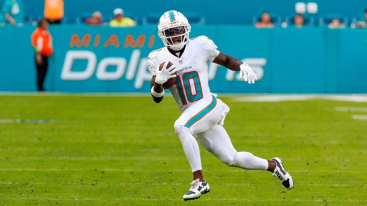 El wide receiver de los Dolphins, Tyreek Hill, corre con el balón durante el tercer cuarto del partido de la NFL contra los Panthers de Carolina, celebrado el 15 de octubre de 2023 en el Hard Rock Stadium en Miami Gardens, Florida.