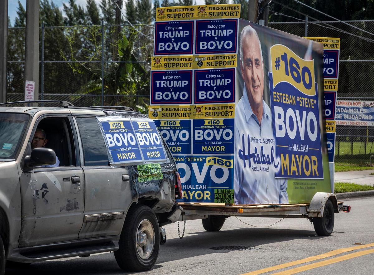 Hialeah, Florida, 27 de octubre de 2021 - Una camioneta lleva de un remolque lleno de carteles a favor del candidato a la alcaldía Esteban Bovo en Hialeah, en una imagen del 27 de octubre de 2021.