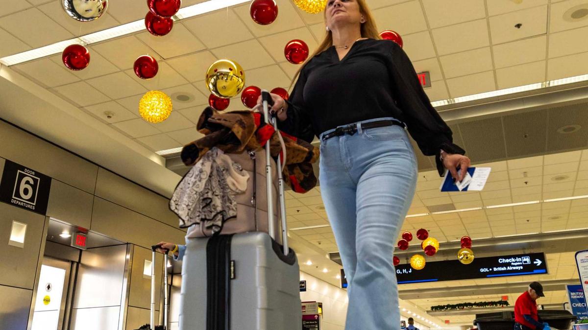 Beating the holiday rush at Miami International Airport on Thursday, Nov. 21, 2024.