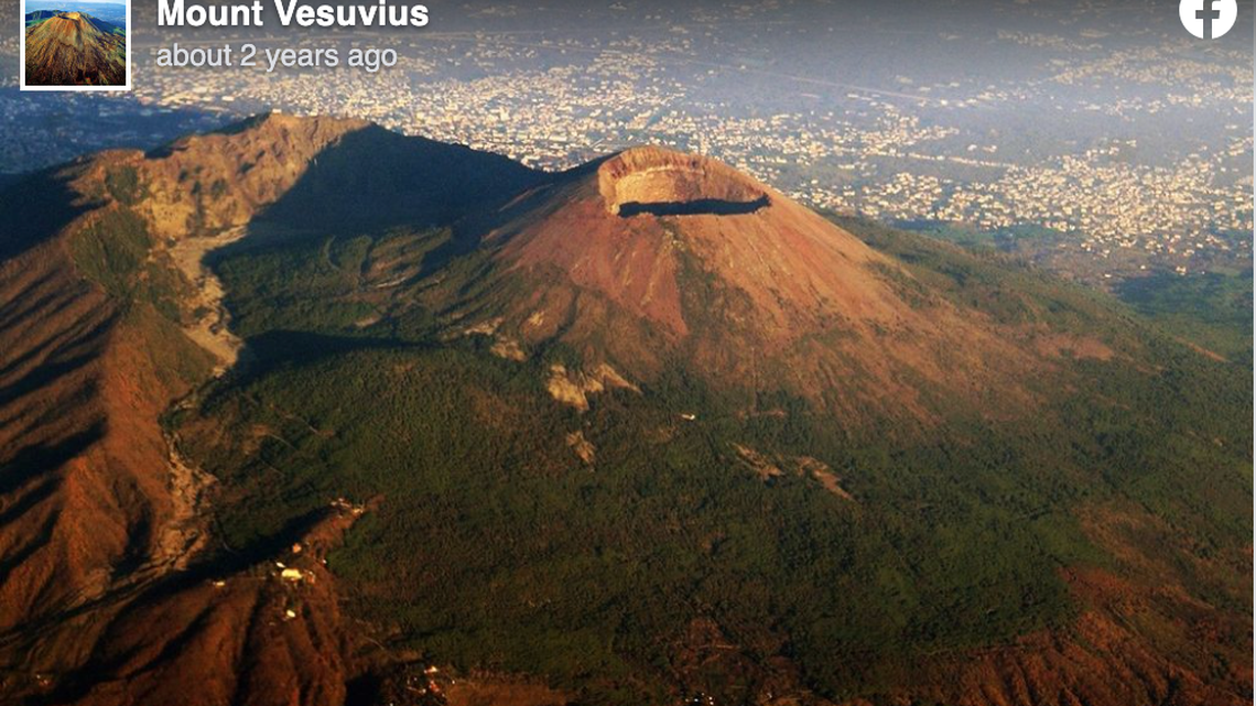 A U.S. tourist fell into the crater of Mount Vesuvius in Italy trying to retrieve a phone after taking selfies, Italian authorities say.