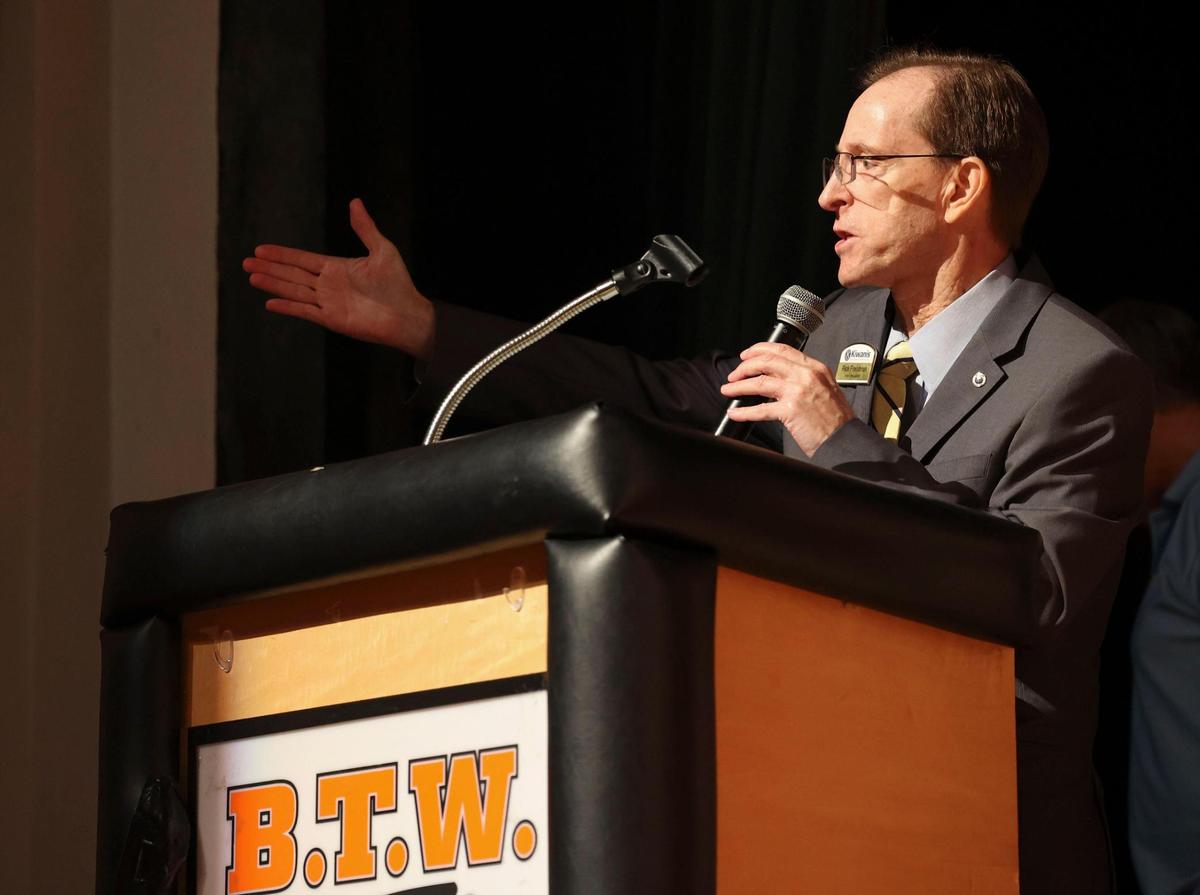 Rick Freedman, un abogado de Miami que es presidente del programa de becas del Biscayne Bay Kiwanis Club, anuncia que Azorea McGill, de 18 años, estudiante del último año de la escuela preparatoria Booker T. Washington en Overtown, es la ganadora de la beca por $30,000 del club durante la ceremonia de entrega de premios a los estudiantes, el martes 24 de mayo de 2022, en la escuela.