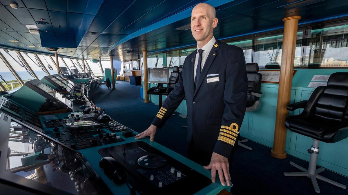 El capitán de Holland America Zuiderdam en el puente del barco mientras los pasajeros suben a bordo el 10 de octubre de 2023 en Port Everglades en Fort Lauderdale para partir en la primera etapa de un crucero por el mundo.