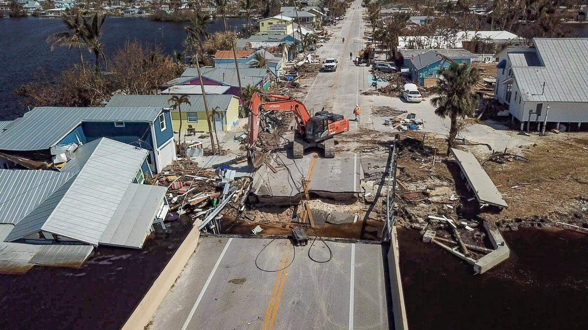 En el puente de Matlacha dañado durante el huracán Ian, comienzan las reparaciones el martes 4 de octubre de 2022. Archivo del Miami Herald