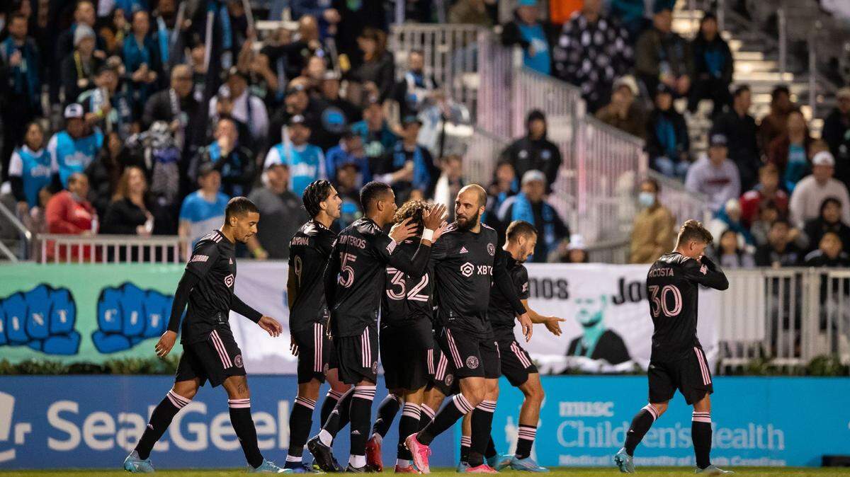 Los jugadores de Inter Miami celebran un gol durante su victoria de pretemporada por 2-1 sobre Charlotte FC en la Carolina Challenge Cup en Charleston, South CarolinaStadium en Fort Lauderdale.