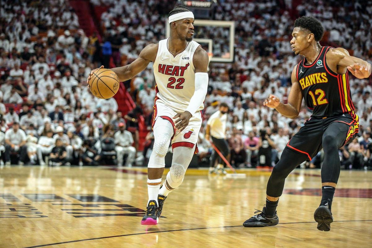 El alero del Heat, Jimmy Butler, conduce el balón ante la marca de De’Andre Hunter, de los Hawks de Atlanta, en el segundo cuarto del partido celebrado en el FTX Arena de Miami, el 17 de abril de 2022.
