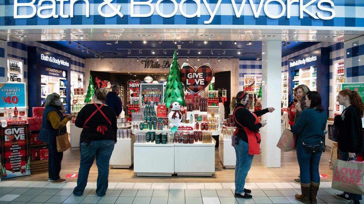 Associates with Bath & Body Works help customers on Black Friday inside the Moorestown Mall on Nov. 26, 2021.

Jl Black Friday 112621 03