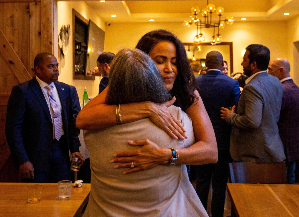 La actual comisionada del Condado Miami-Dade, Danielle Cohen Higgins, abraza a la alcaldesa Daniella Levine Cava luego de conocer los resultados de la votación para el escaño del Distrito 8, que Levine Cava ocupaba antes de convertirse en alcaldesa en 2020. Las dos se abrazaron durante una fiesta de la victoria en el Bulla Gastrobar en el centro comercial The Falls en Miami, la Florida, el martes 23 de agosto de 2022.