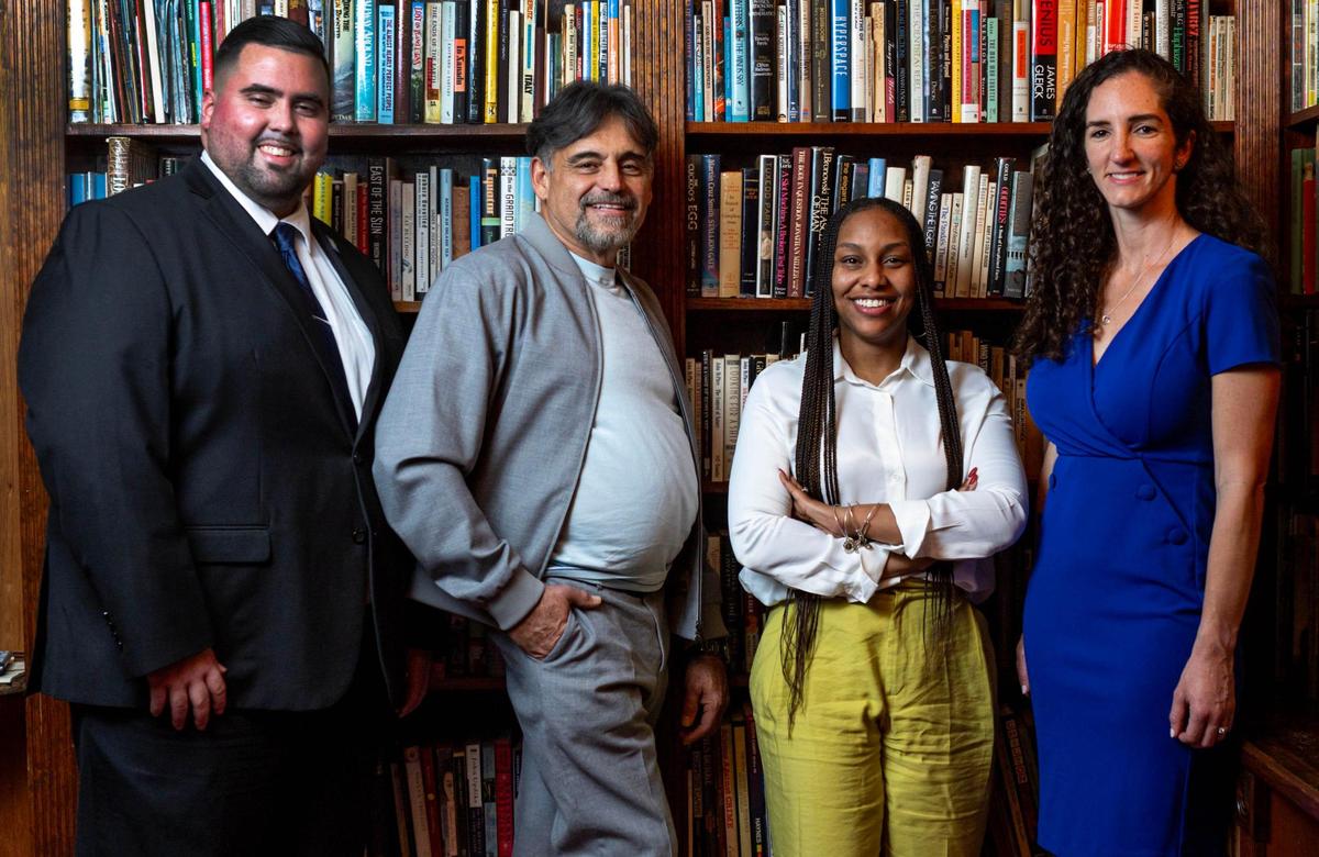 De izquierda a derecha, los finalistas a Maestro del Año de Miami-Dade Nicolás Acosta, William Torres, Alina Hughes Robinson y Melissa Abril-Dotel. Uno de los cuatro será nombrado Maestro del Año del Condado Miami-Dade Francisco R. Walker 2025 el martes 23 de enero de 2024.