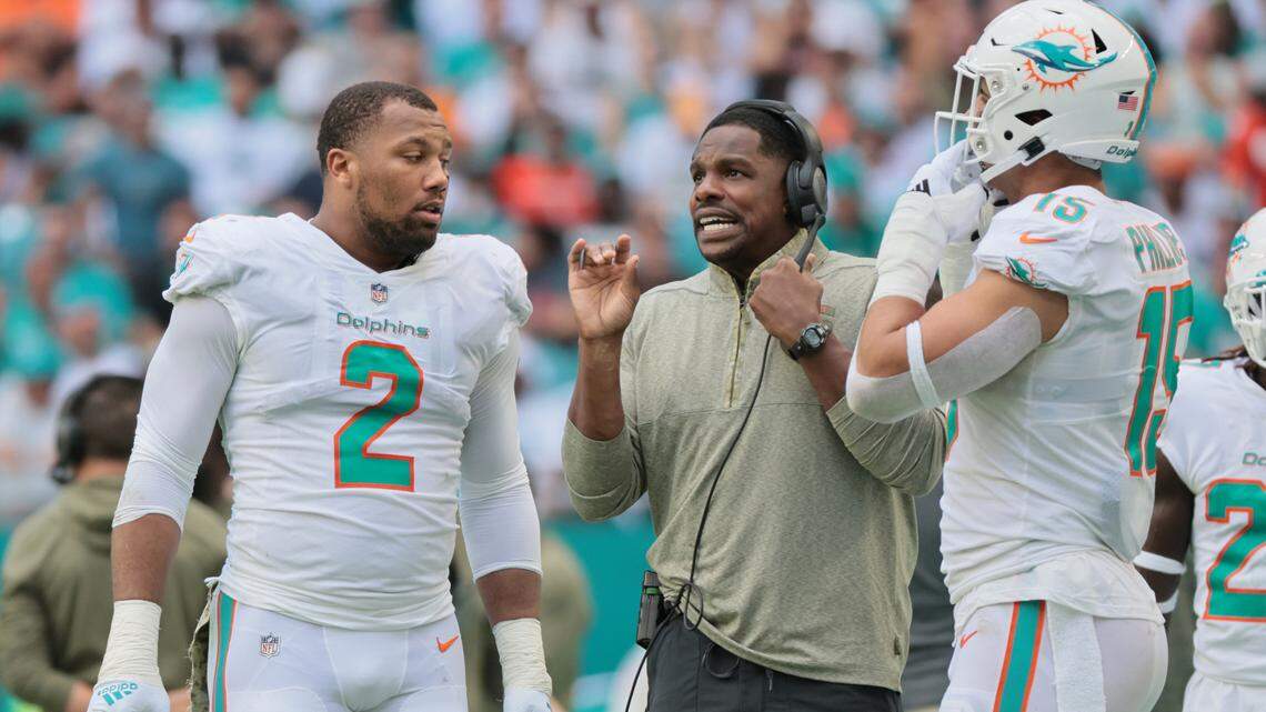 Miami Dolphins linebacker Bradley Chubb (2), outside linebackers coach Ty McKenzie and linebacker Jaelan Phillips (15) talk on the sidelines during a timeout in the game against the Cleveland Browns in the second quarter at Hard Rock Stadium in Miami on Sunday, November 13, 2022.