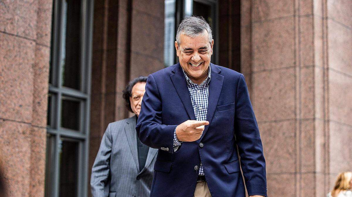 El ex representante federal David Rivera sale del edificio de justicia penal James Lawrence King en Miami, el martes 20 de diciembre de 2022.