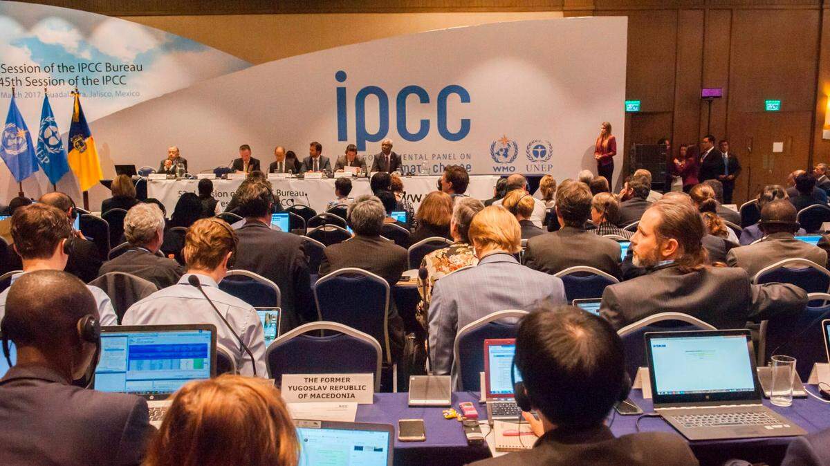 Delegates and experts attend the 45th Inter-governmental Panel on Climate Change (IPCC) opening ceremony in Guadalajara, Mexico in March 2017.