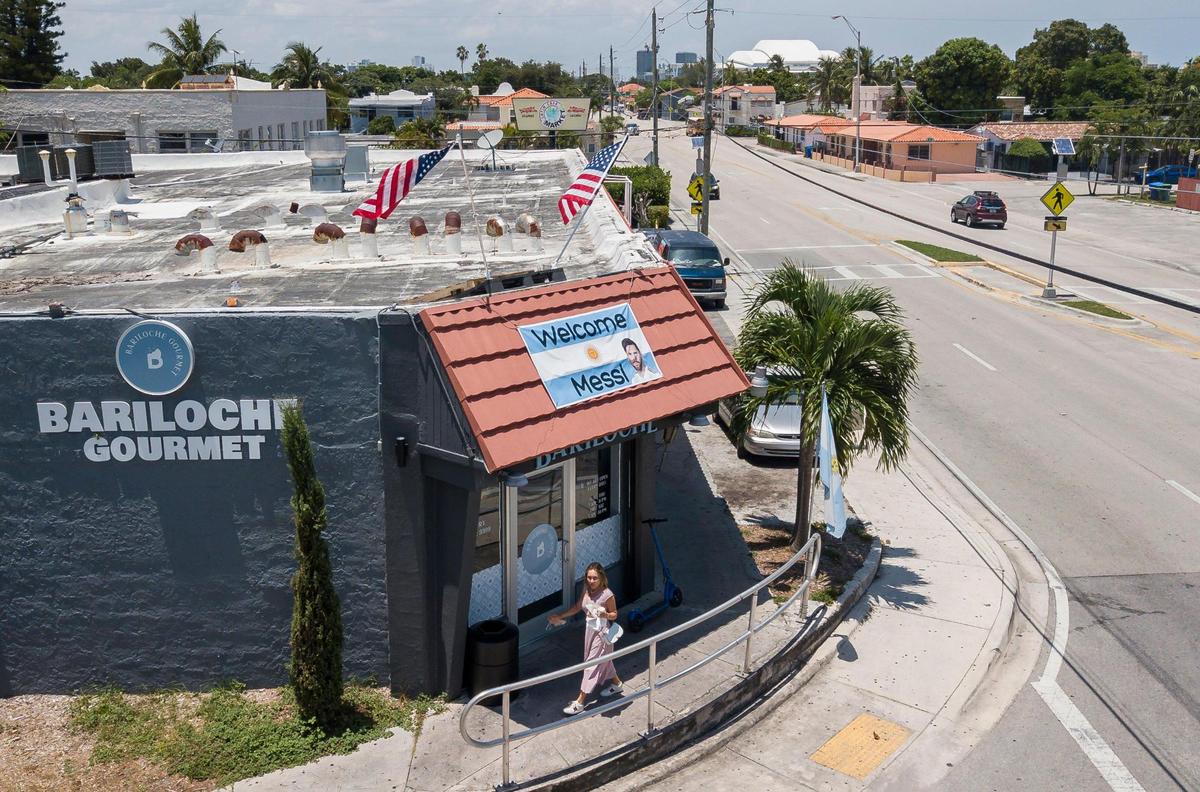 Vista aérea de una pancarta de 'Bienvenido Messi' colgada afuera de la panadería Bariloche Gourmet, el miércoles 12 de julio de 2023, en Miami, Florida.
