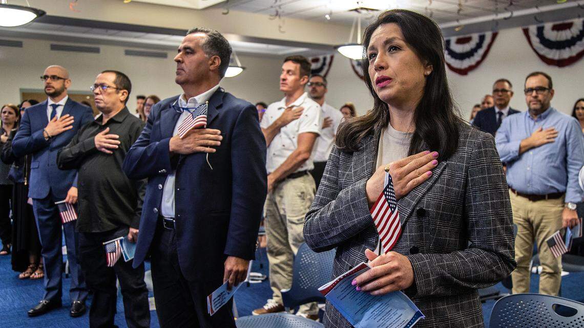 USCIS recomienda llenar formularios en línea para casos como los de la ciudadanía americana. En la imagen, una ceremonia de naturalización en Hialeah el 3 de mayo de 2023.