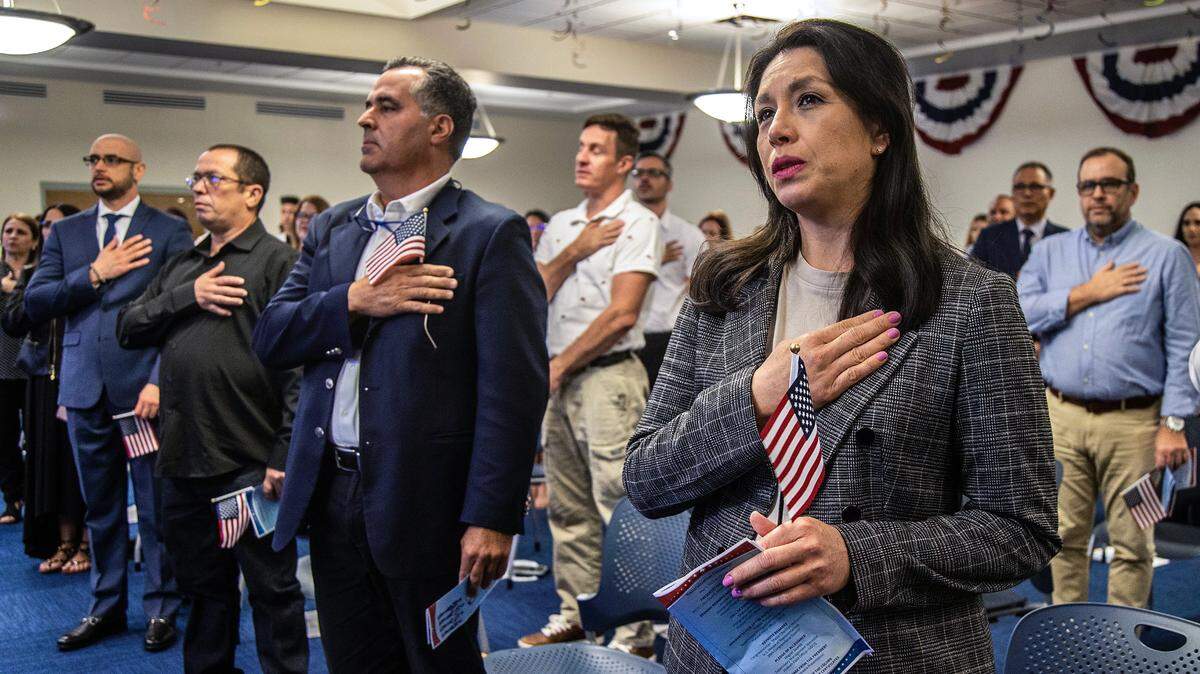 En esta imagen de archivo, una ceremonia de naturalización se efectuó en Hialeah el 3 de mayo de 2023.